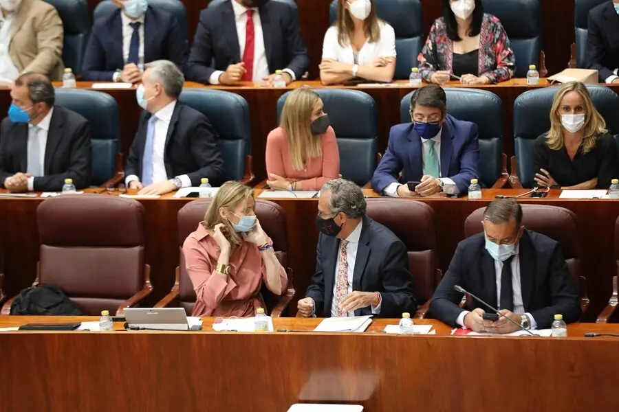 La consejera de Medio Ambiente, Vivienda y Agricultura, Paloma Mart&iacute;n (1i), habla con el consejero de Educaci&oacute;n, Universidades, y Ciencia, Enrique Ossorio (centro), durante una sesi&oacute;n de control al Gobierno de la Comunidad de Madrid en la Asamblea de Madr