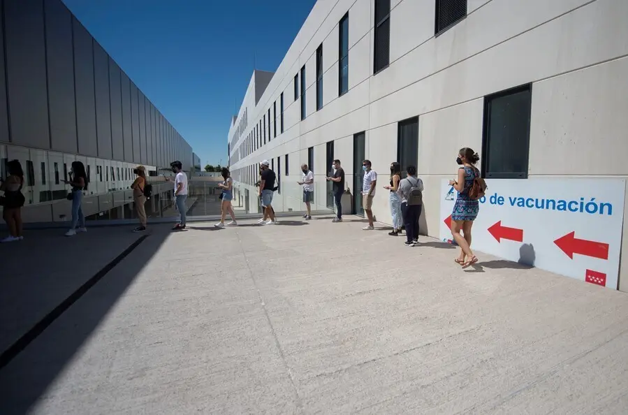 Un grupo de j&oacute;venes esperan para recibir la primera dosis de la vacuna Pfizer en el Hospital Zendal 