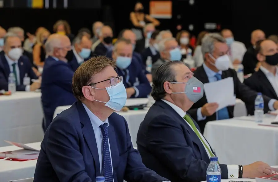 El president de la Generalitat, Ximo Puig (i) y el presidente de AVE, Vicente Boluda, asisten a la ponencia del exportavoz de CiU en el Congreso y exl&iacute;der de Uni&oacute; Democr&agrave;tica, Josep Antoni Duran i Lleida, durante la Asamblea General de la Asociaci&oacute;n Valen