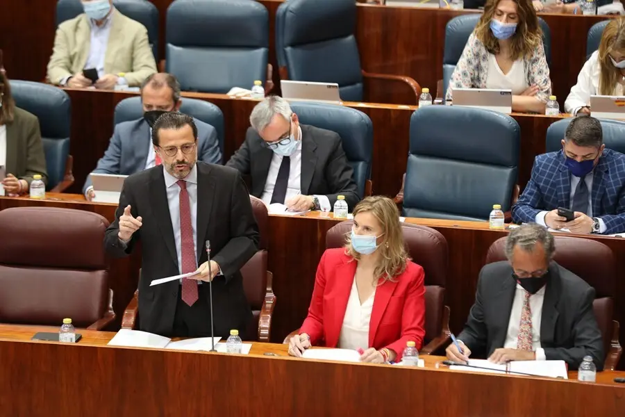 El consejero de Econom&iacute;a, Hacienda y Empleo, Javier Fern&aacute;ndez-Lasquetty (i), interviene durante una sesi&oacute;n plenaria en la Asamblea de Madrid, a 15 de julio de 2021, en Madrid (Espa&ntilde;a). 