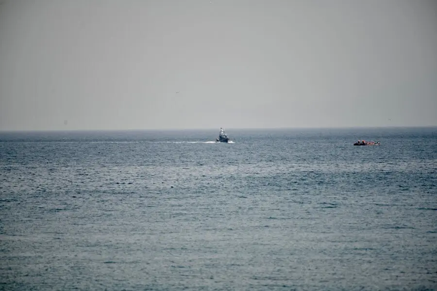 Archivo - Llegada de la lancha de las fuerzas de seguridad marroqu&iacute;es a la zona del espig&oacute;n cercano a la frontera con Ceuta, apoyada por una lancha que ha abortado el intento de llegada de los diez migrantes marroqu&iacute;es a la playa del Tarajal, a 31 de mayo