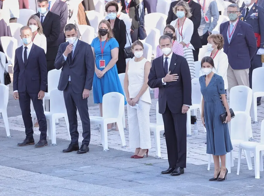 (I-D) El presidente del Senado, Ander Gil; el presidente del Gobierno, Pedro S&aacute;nchez y los Reyes, Felipe VI y Letizia, durante el acto de homenaje de Estado a las v&iacute;ctimas de la enfermedad por coronavirus y de reconocimiento al personal sanitario, en la p