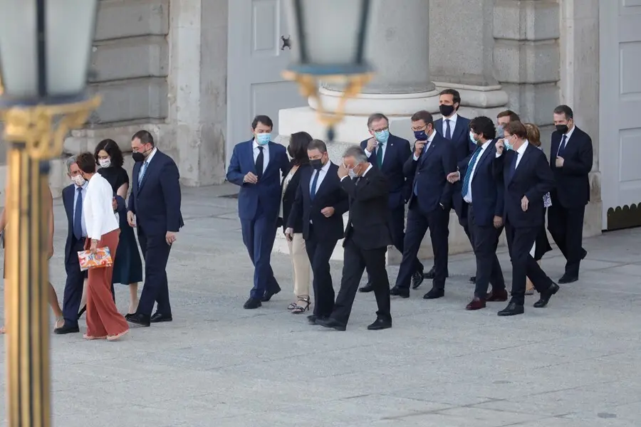 (I-D) En la primera fila, la presidenta de la Comunidad de Madrid, Isabel D&iacute;az Ayuso; el presidente de Asturias, Adri&aacute;n Barb&oacute;n; la presidenta de las Islas Baleares, Francina Armengol; el presidente de Cantabria, Miguel &Aacute;ngel Revilla y La presidenta de Nav