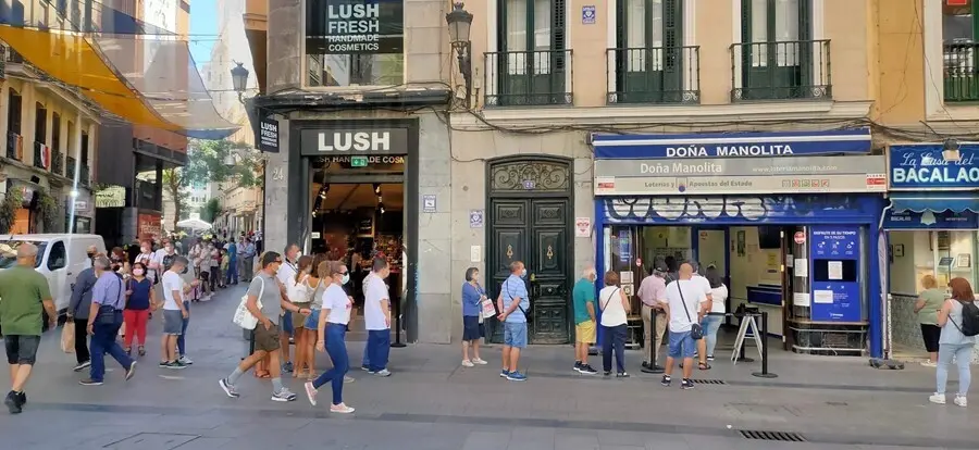 Largas colas en la popular administraci&oacute;n