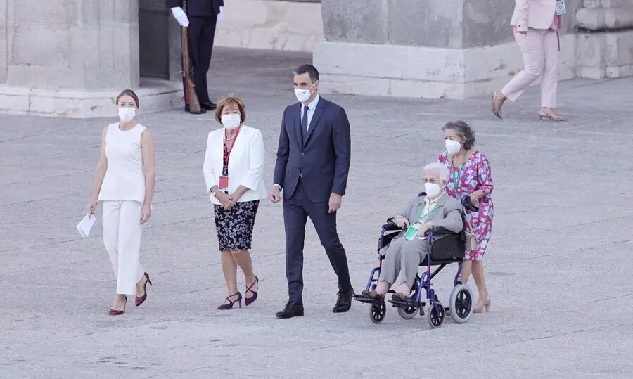 La cirujana pedi&aacute;trica e hija de Joaqu&iacute;n D&iacute;az Dom&iacute;nguez, jefe del Servicio de Cirug&iacute;a del Hospital La Paz de Madrid que falleci&oacute; durante la pandemia, Mar&iacute;a D&iacute;az Di&ntilde;eiro (1i); el presidente del Gobierno, Pedro S&aacute;nchez y la primera mujer en vacunarse contra