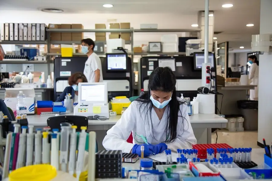 Archivo - Imagen de archivo de investigadores trabajando en un laboratorio