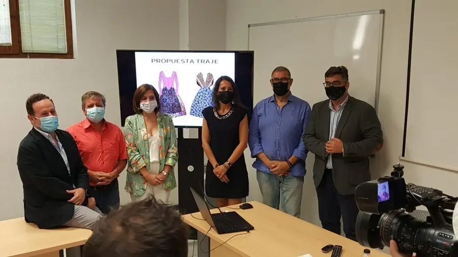 La vicealcaldesa de Zaragoza, Sara Fern&aacute;ndez, el alcalde de Fuendetodos, Enrique Salue&ntilde;a, y los representantes de Turismo de C&aacute;mara Zaragoza, Antonio Presencio y  Natalia Garc&iacute;a, presentan la recreacion goyesca que se celebrar&aacute; en Zaragoza