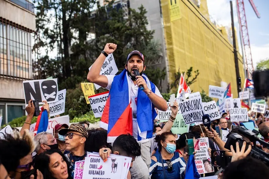 Varias personas se concentran ante la Embajada de Cuba en Madrid en contra del r&eacute;gimen comunista del Gobierno cubano, a 13 de julio de 2021, en Madrid (Espa&ntilde;a). Convocada por la Alianza Iberoamericana Europea contra el comunismo con el lema&nbsp;  &lsquo;por la libe