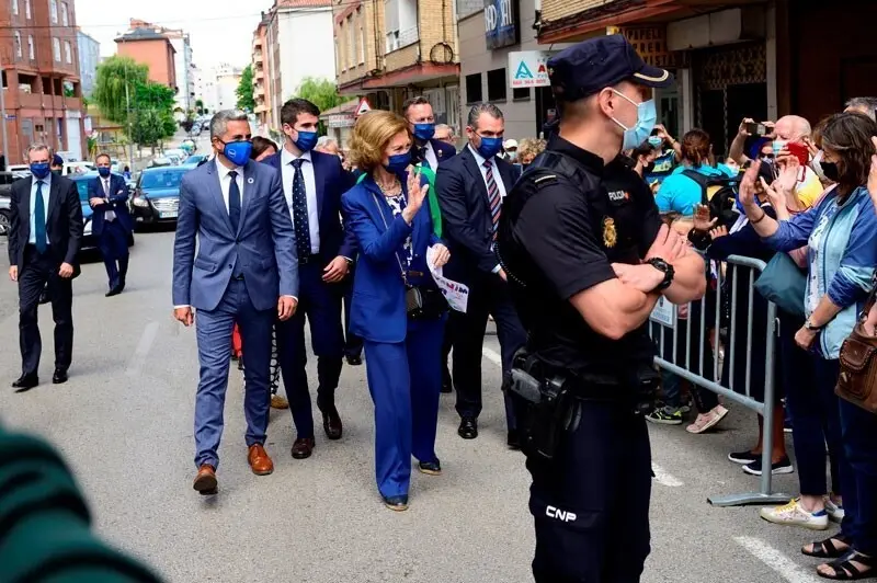 La Reina Sof&iacute;a saludando al p&uacute;blico congregado en el exterior del Banco de Alimentos de Cantabria.