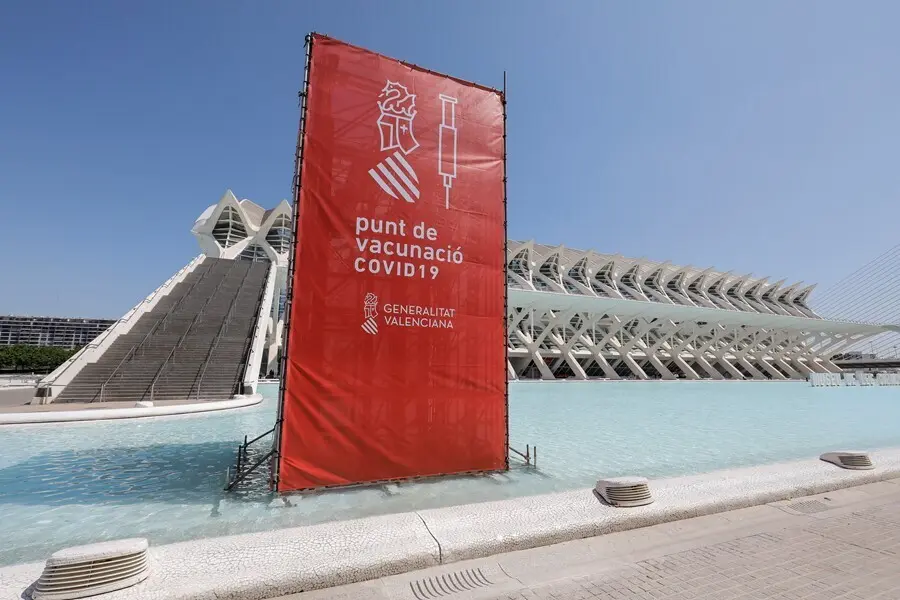 Archivo - Punto de vacunaci&oacute;n en la Ciudad de las Artes y las Ciencias de Val&egrave;ncia. 