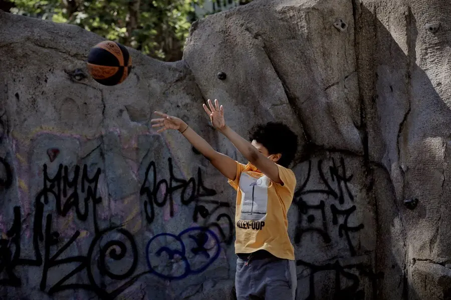 Archivo - Un ni&ntilde;o juega al baloncesto.