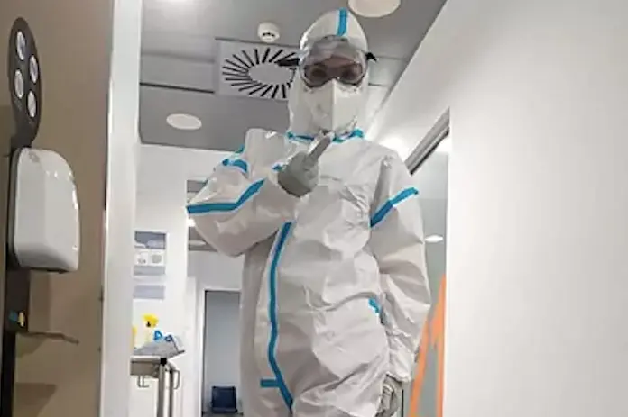 "Va por vosotros". Isabel N&uacute;&ntilde;ez es celadora del Sistema Andaluz de Salud en un hospital de M&aacute;laga, y en las &uacute;ltimas horas se ha convertido en la cara visible del cabreo de los sanitarios.