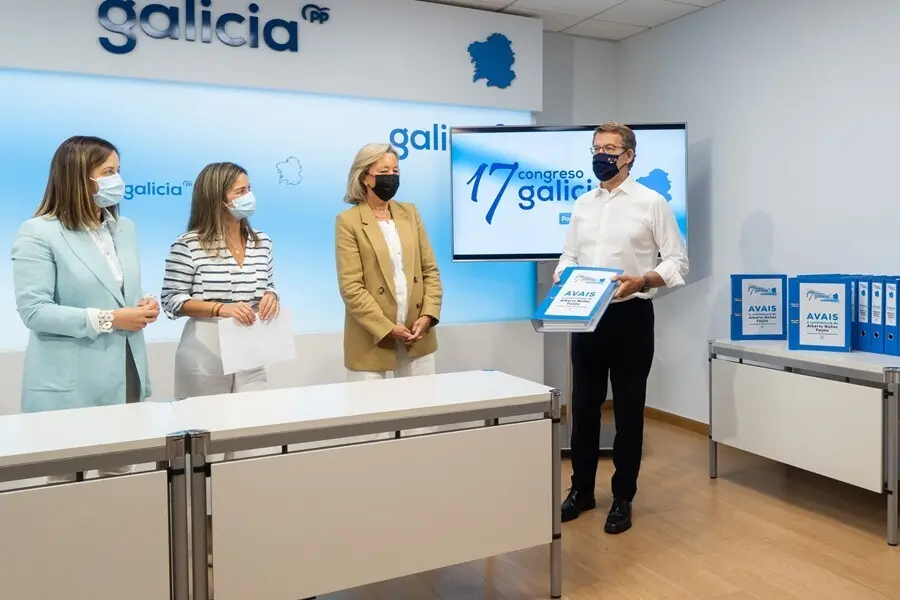 Feij&oacute;o entrega los avales en la sede del PPdeG.