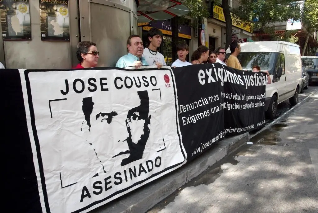 Manifestaci&oacute;n pidiendo investigar la muerte de Jos&eacute; Couso frente a la sede central del PP en 2003.