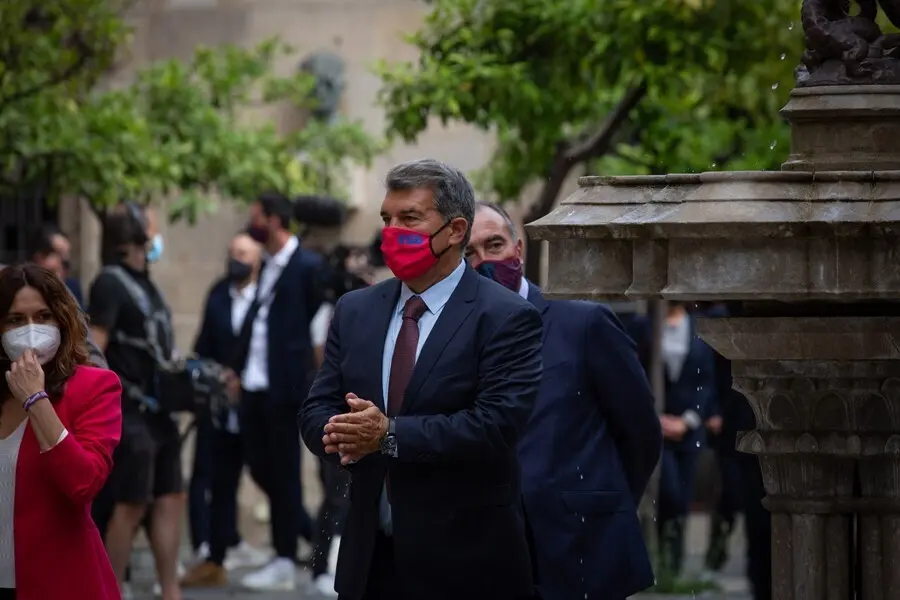 Archivo - La consellera de Presidencia de la Generalitat, Laura Vilagr&aacute;; el presidente de la Generalitat, Pere Aragon&egrave;s, y el presidente del FC Barcelona, Joan Laporta, junto a los integrantes del equipo femenino FC Barcelona, en el Palau de la Generalita