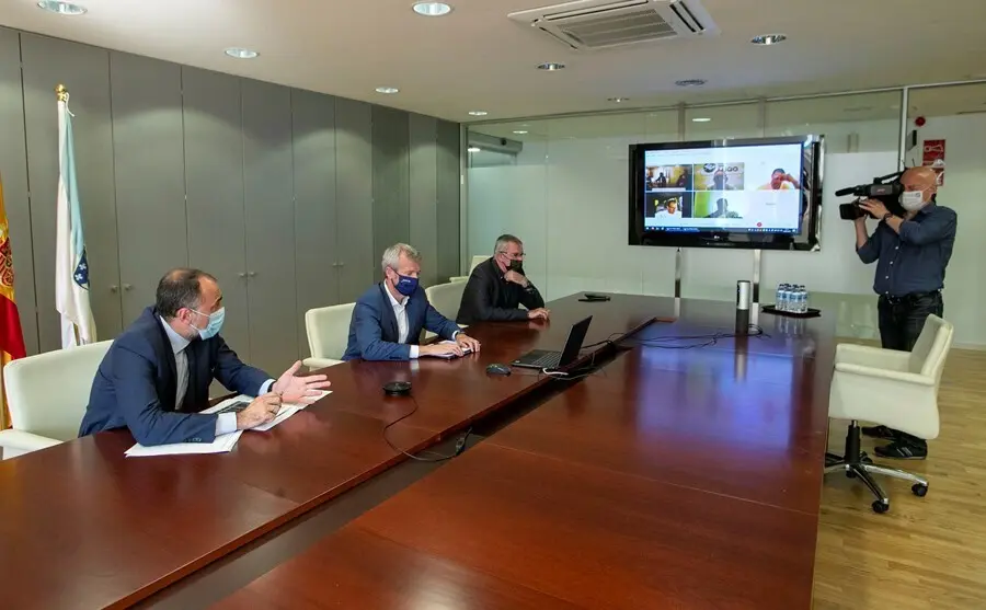 El vicepresidente de la Xunta, Alfonso Rueda, y el conselleiro de Sanidade, Julio Garc&iacute;a Comesa&ntilde;a, se re&uacute;nen por videoconferencia con los representantes de la hostaler&iacute;a