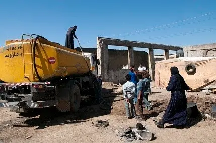 Archivo - Reparto de agua con un cami&oacute;n cisterna a refugiados sirios en L&iacute;bano