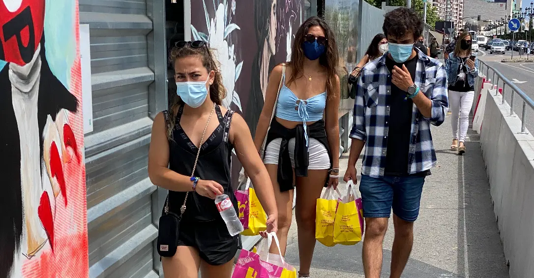 Varias personas con mascarillas por el centro de Torrelavega.