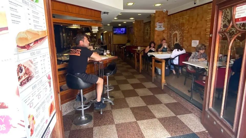 Varias personas en un establecimiento de hosteler&iacute;a de Santander. / Hardy