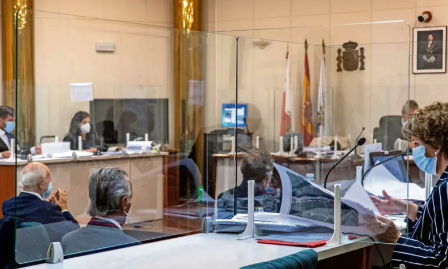 El Juzgado de lo Penal n&uacute;mero 2 de Santander reinicia el juicio al expresidente de Sniace, Blas M&eacute;zquita, su consejo de administraci&oacute;n y al que fuera director de Operaciones de la compa&ntilde;&iacute;a, acusados de un presunto delito contra el medio ambiente por supuestos vertidos al r&iacute;o Besaya entre 2008 y 2010. EFE/ Rom&aacute;n G. Aguilera