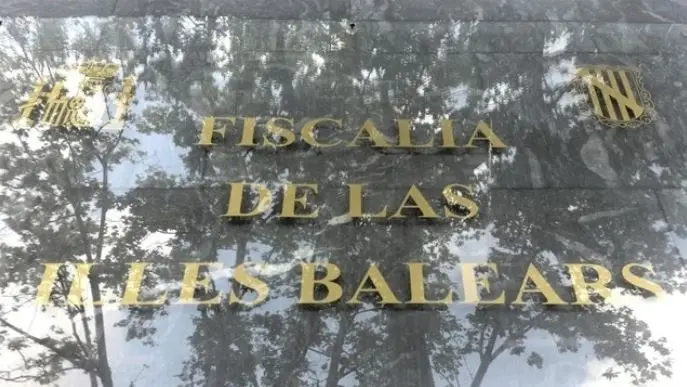 Archivo - Placa de la Fiscal&iacute;a de Baleares, a la entrada del edificio