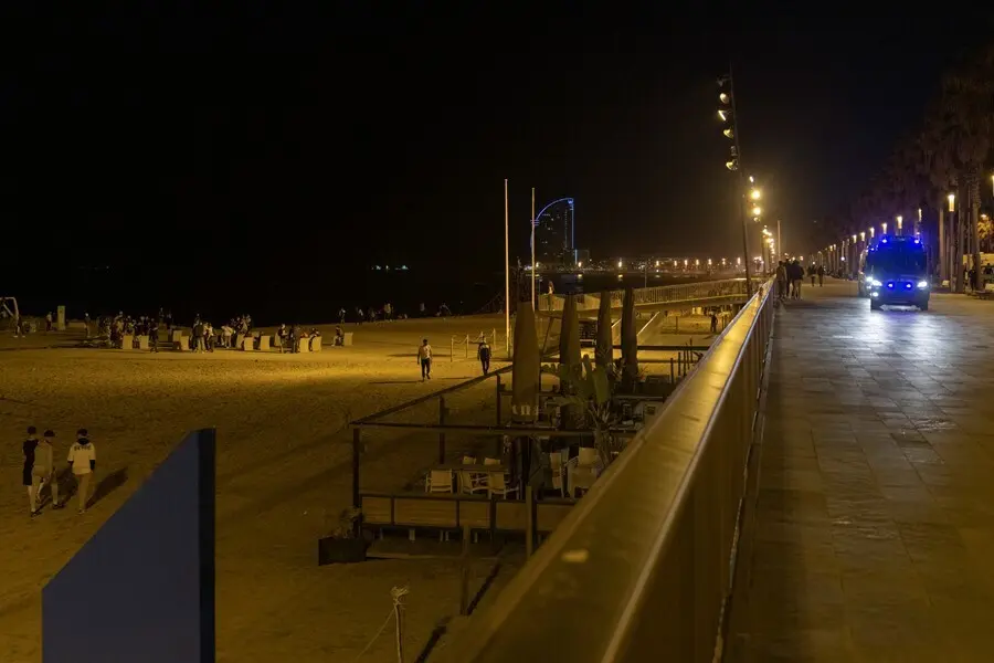 Archivo - Un coche de polic&iacute;a vigila la playa de la Barceloneta durante el primer viernes sin toque de queda, a 14 de mayo de 2021. Foto de archivo.