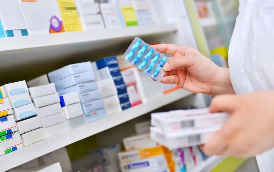 Conjunto de medicamentos en una farmacia. / EP