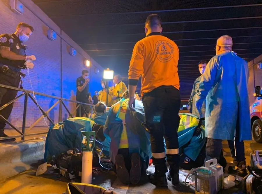Fallece un joven de 18 a&ntilde;os en un t&uacute;nel de Madrid a causa de cuatro heridas por arma blanca en la espalda.