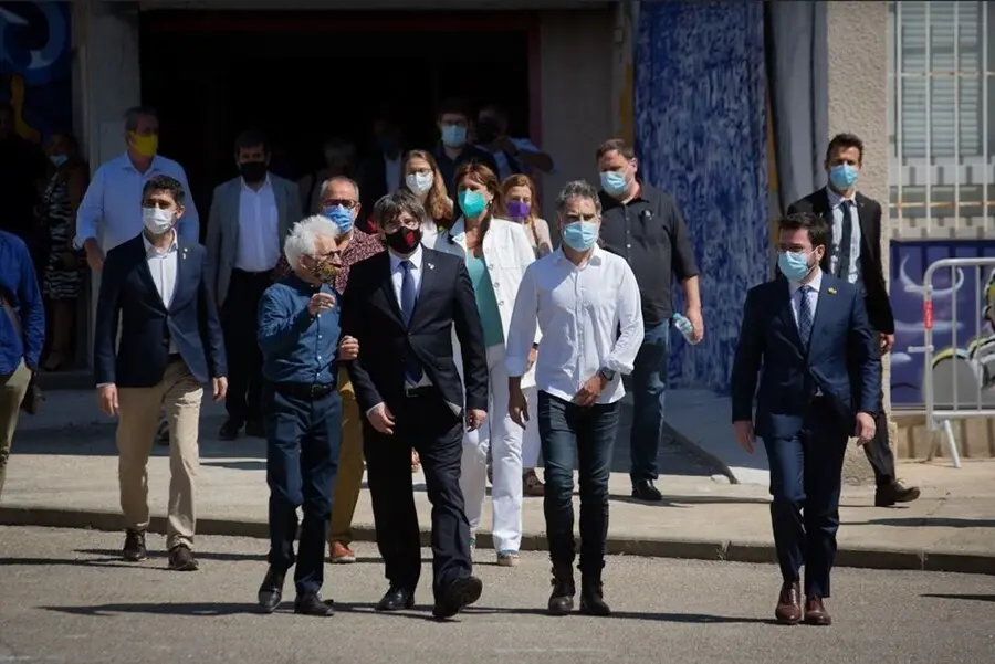 El expresidente de la Generalitat y l&iacute;der de Junts, Carles Puigdemont, y el exvicepresidente y l&iacute;der de ERC, Oriol Junqueras, han llegado este viernes al acto de conmemoraci&oacute;n del 60 aniversario de &Ograve;mnium, en Elna (Francia).