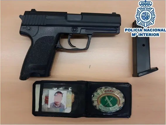 Pistola e insignia de la Guardia Civil falsificadas que se han intervenido a un detenido por enga&ntilde;ar a mujeres para prostuirse y fingir ser polic&iacute;a en Granollers (Barcelona).