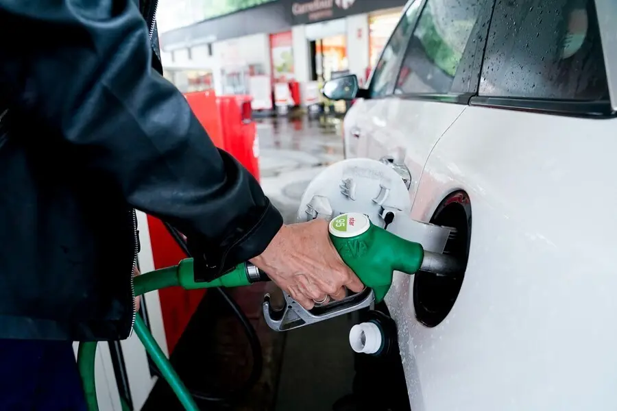 Una mujer pone gasolina a su veh&iacute;culo en una gasolinera, a 17 de junio, en Madrid, (Espa&ntilde;a).
