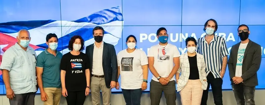 El presidente del PP, Pablo Casado, se re&uacute;ne con representantes de la sociedad civil cubana en la sede del PP. En Madrid, a 15 de julio de 2021.