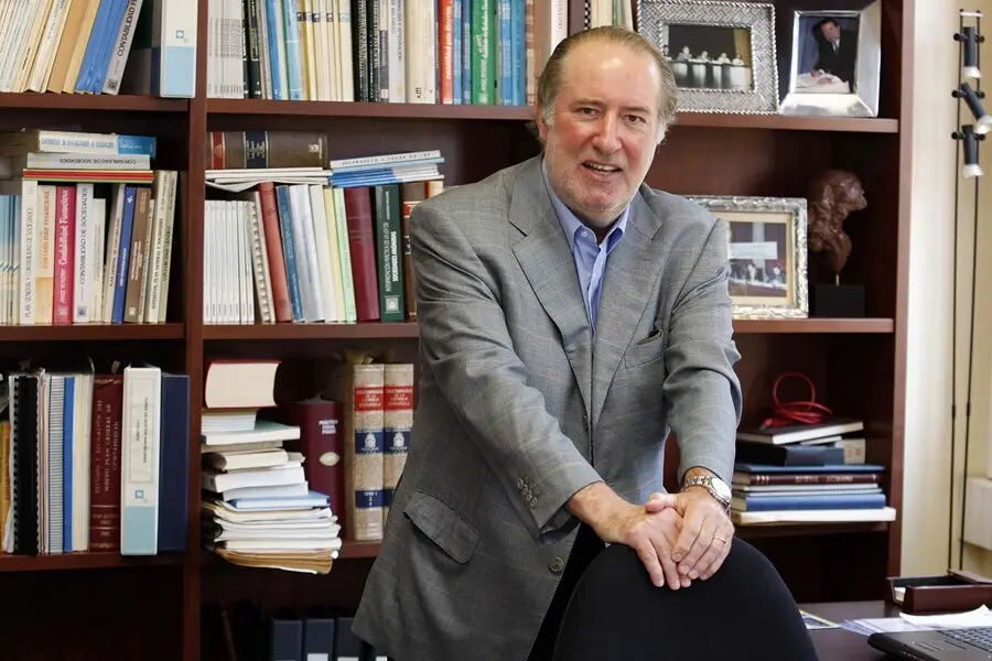 Archivo - El profesor de Econom&iacute;a Financiara y Contabilidad de la Universidad de Barcelona y tertuliano de televisi&oacute;n, Jos&eacute; Mar&iacute;a Gay de Li&eacute;bana, cree que el presidente del Gobierno central, Mariano Rajoy, "no est&aacute; en el mundo real"