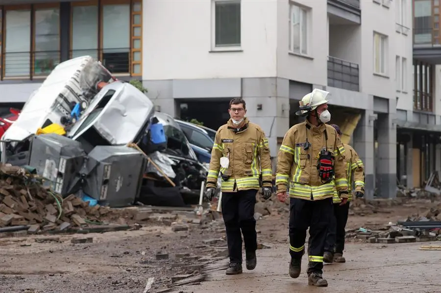 Miembros del cuerpo de bomberos (Feuerwehr) inspeccionan una zona da&ntilde;ada tras las inundaciones en Bad Neuenahr-Ahrweiler, Alemania, 16 de julio de 2021. Amplias zonas del oeste de Alemania se vieron afectadas por lluvias intensas y continuas en la noche del 15 de julio, lo que provoc&oacute; inundaciones repentinas locales que destruyeron edificios y arrastraron coches. (Inundaciones, Incendio, Alemania) EFE/EPA/FRIEDEMANN VOGEL

Traducci&oacute;n realizada con la versi&oacute;n gratuita del traductor www.DeepL.com/Translator
