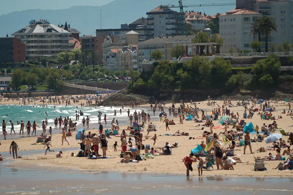 Varias personas en la Segunda playa del Sardinero. / HARDY