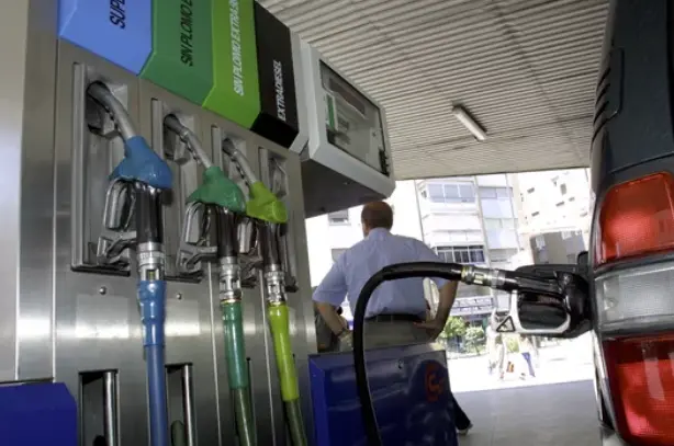 Un ciudadano en la gasollinera de Cantabria.