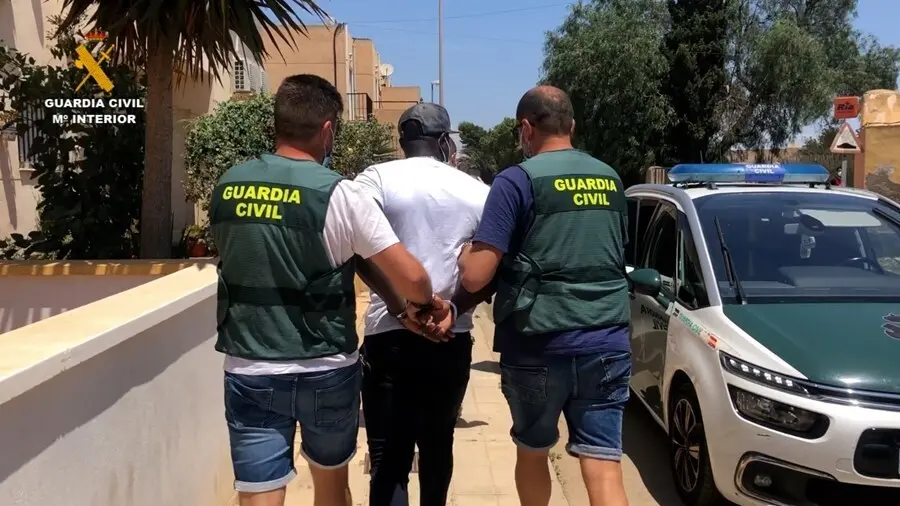 Agentes trasladan al detenido por el crimen machista al coche patrulla