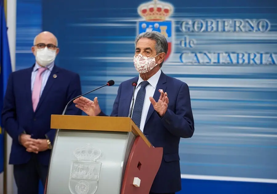 Archivo - El consejero de Sanidad de Cantabria, Miguel Rodr&iacute;guez; y el presidente de Cantabria, Miguel &Aacute;ngel Revilla, comparecen ante los medios en el Gobierno.- Archivo