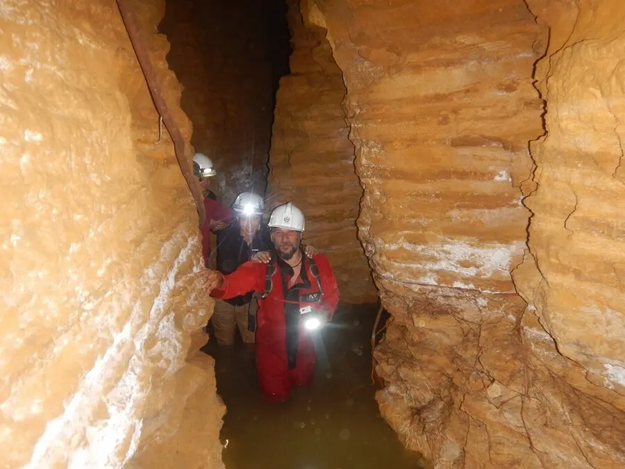 Estudiantes del curso 2019 de Espeleoarqueolog&iacute;a, en una de las minas romanas de agua de Carmona (Sevilla)