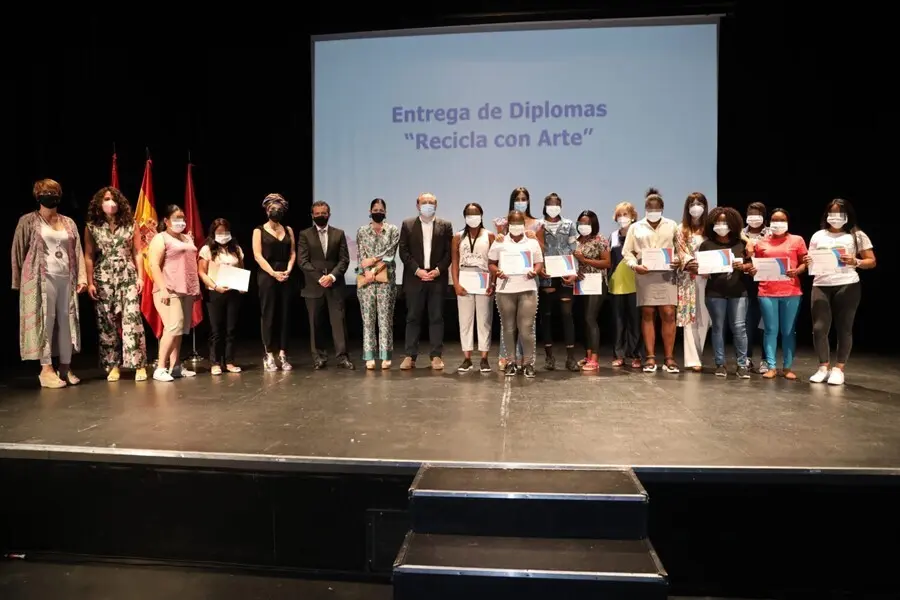 La vicealcaldesa de Madrid, Bego&ntilde;a Villac&iacute;s, con alumnas del taller 'Recicla con Arte. Integraci&oacute;n y reciclaje', organizado por la Agencia para el Empleo, desarrollado por APRAM y becado por la Fundaci&oacute;n La Caixa