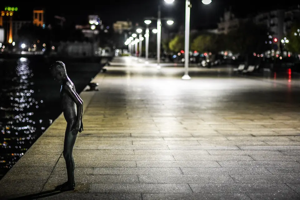 Una estatua de Los Raqueros en Santander en el Paseo Pereda des&eacute;rtico tras el toque de queda. / ARchivo / Hardy