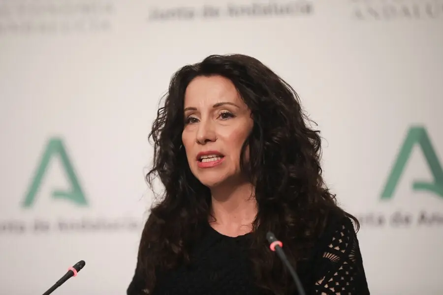 Archivo - La consejera de Igualdad, Pol&iacute;ticas Sociales y Conciliaci&oacute;n, Roc&iacute;o Ruiz durante su intervenci&oacute;n en la rueda de prensa semanal posterior a la reuni&oacute;n del Consejo de Gobierno de la Junta de Andaluc&iacute;a, foto de archivo