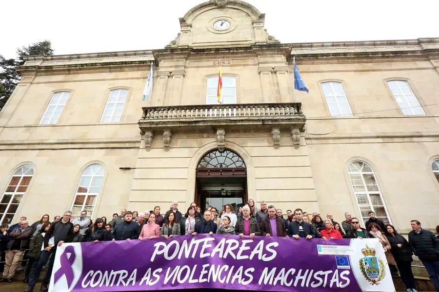 Archivo - Concentraci&oacute;n de repulsa por la agresi&oacute;n a una mujer por parte de su exmarido,  un vecino de Ponteareas , para quien el juzgado ha ordenado ingreso en prisi&oacute;n provisional.