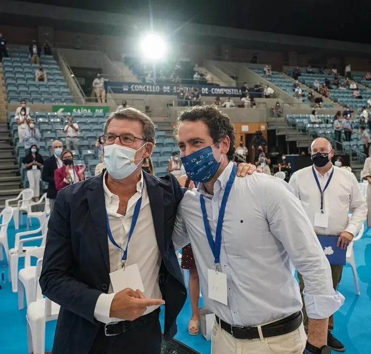 El presidente de la Xunta de Galicia, Alberto N&uacute;&ntilde;ez Feij&oacute;o, junto al secretario general del PP, Teodoro Garc&iacute;a Egea, en el congreso del PP de Galicia. En Santiago, 16 de julio de 2021.
