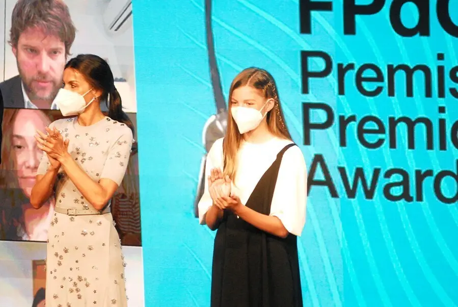 La Reina Letizia (i) y la Infanta Sof&iacute;a durante la ceremonia de entrega de los Premios Fundaci&oacute;n Princesa de Girona 2020 y 2021 en Caixaforum, a 1 de julio de 2021, en Barcelona, Catalunya (Espa&ntilde;a). Estos galardones promueven y fomentan la iniciativa y el