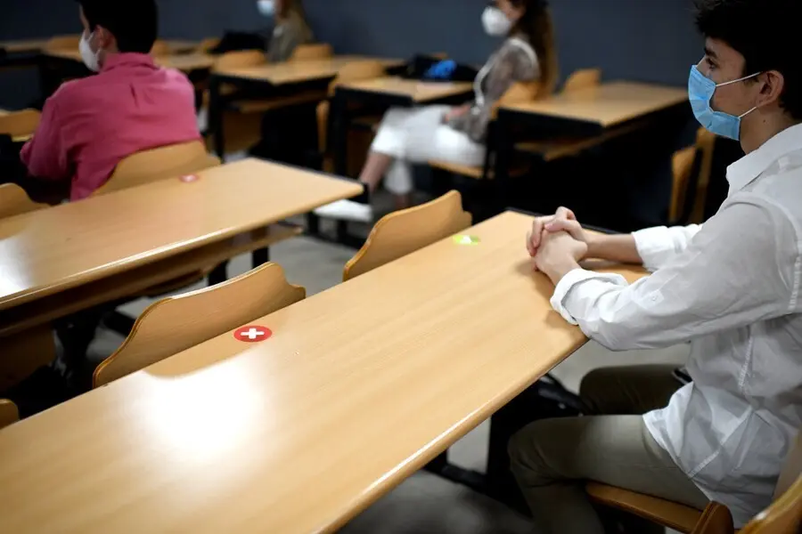 Archivo - Alumnos mantienen la distancia de seguridad a la hora de sentarse en clase en la Facultad de Humanidades y Ciencia de la Comunicaci&oacute;n de la Universidad privada CEU San Pablo durante el primer d&iacute;a del curso 2020-2021, en Madrid (Espa&ntilde;a), a 14 de 