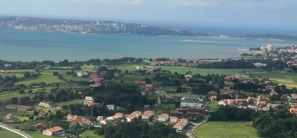 Vista de la bah&iacute;a de Santander desde un avi&oacute;n. / Hardy