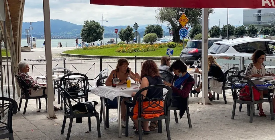 Vista de una terraza en el paseo Pereda de Santander. / Hardy