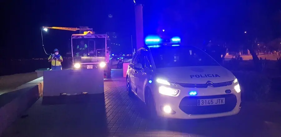 Archivo - La Polic&iacute;a Local interviene para disolver un botell&oacute;n en playa de Palma. Archivo. 