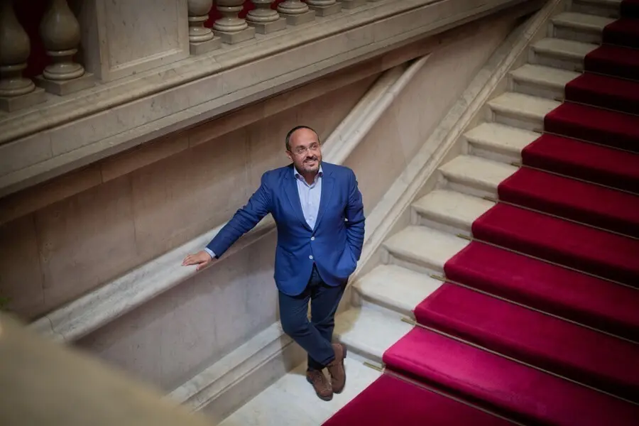 El presidente del PP catal&aacute;n, Alejandro Fern&aacute;ndez, en el Parlament de Catalunya tras una entrevista de Europa Press.